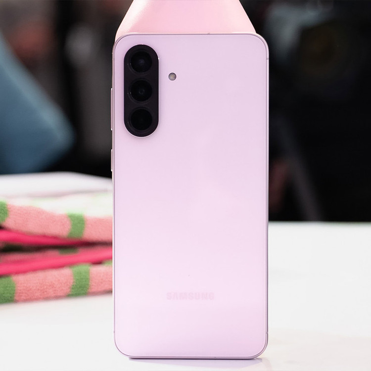 گوشی موبایل سامسونگ مدل Galaxy A56 دو سیم کارت ظرفیت 128 گیگابایت و رم 8 گیگابایت - ویتنام - به همراه پک هدیه (گلس ضد ضربه)